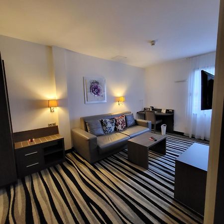 Kyriad Saint Quentin En Yvelines - Montigny Exterior foto