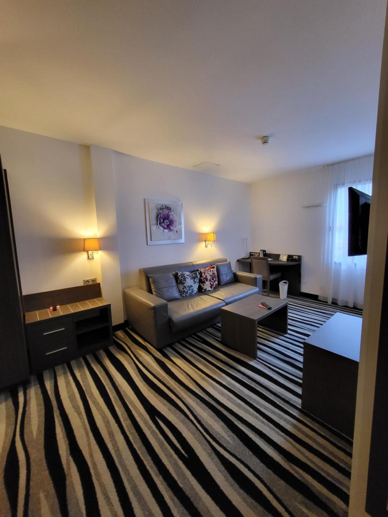 Kyriad Saint Quentin En Yvelines - Montigny Exterior foto