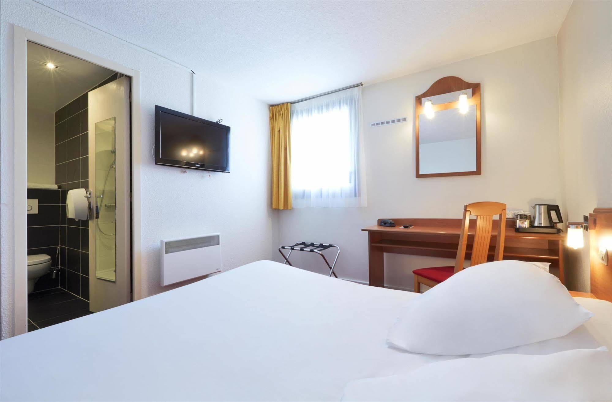 Kyriad Saint Quentin En Yvelines - Montigny Exterior foto